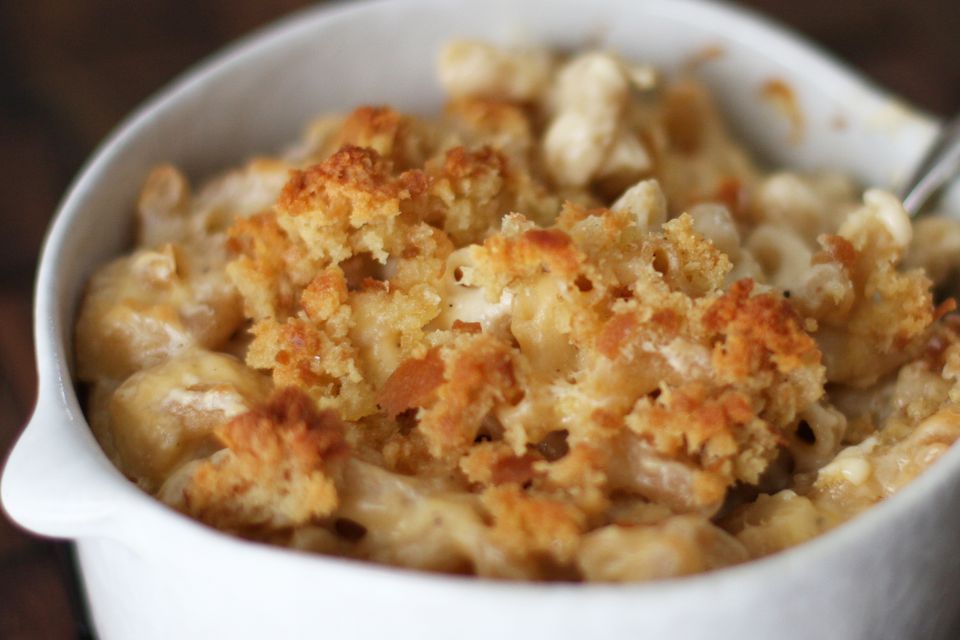 Bread crumb topping for macaroni and cheese